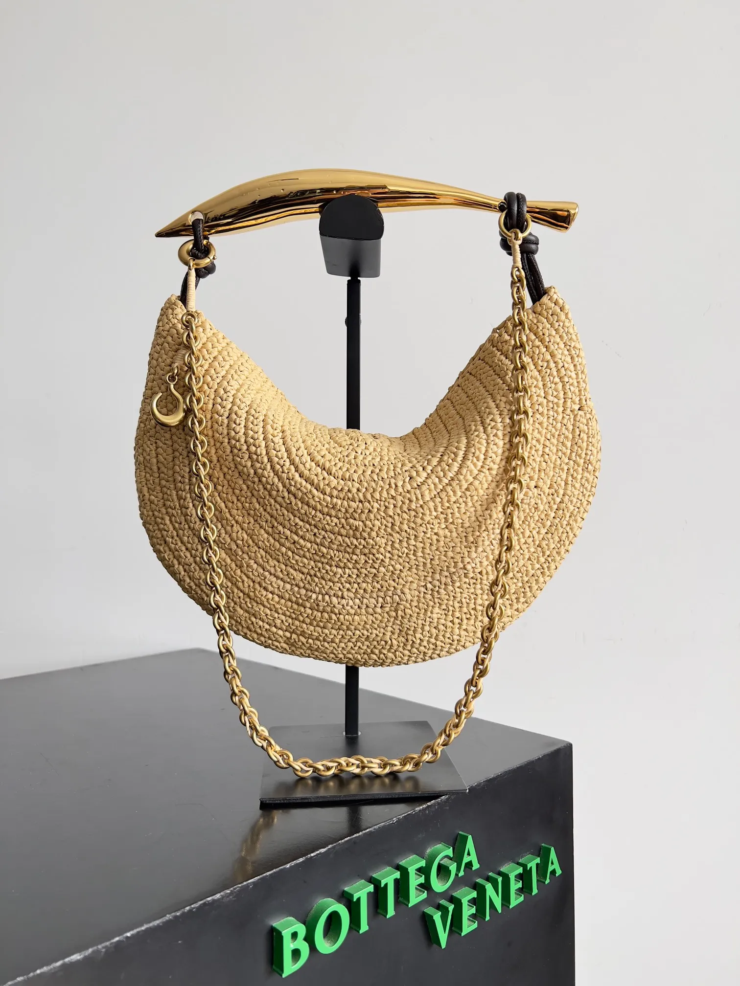 Batch 1760 In the hot summer, there must be many friends going to the beach for vacation🏖️🏖️BOTTEGA VENETA new model SARDIE is simply synonymous with vacation, fresh straw style🥥🥥 unique design that is not easy to bump into, any combination will give you a romantic holiday feel. The fish hook on the chain echoes the sardine-shaped handle, adding a touch of color to the original simple appearance. The capacity blessing greatly enhances the practicality, you don’t have to worry about not being able to put things in when you go out. Style No.: 796426 Size: 33*20*4cm